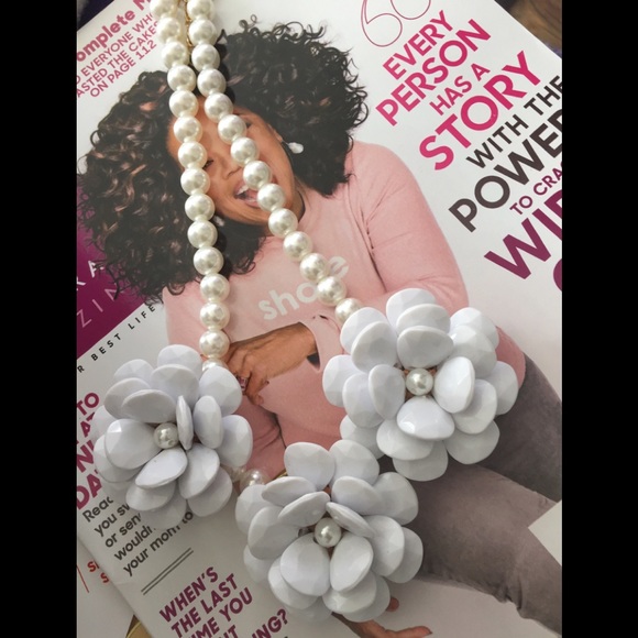 White Rose W/Pearl Necklace - Picture 1 of 4